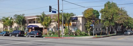 7749 Reseda Boulevard in Reseda, CA - Foto de edificio - Building Photo