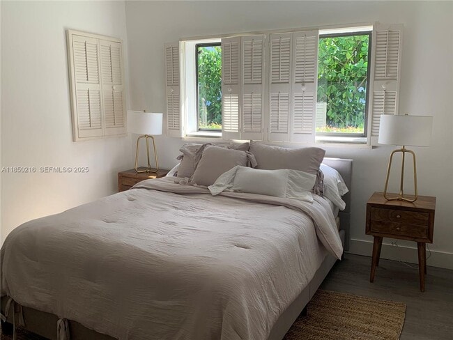 6911 Sunrise Pl in Coral Gables, FL - Foto de edificio - Building Photo