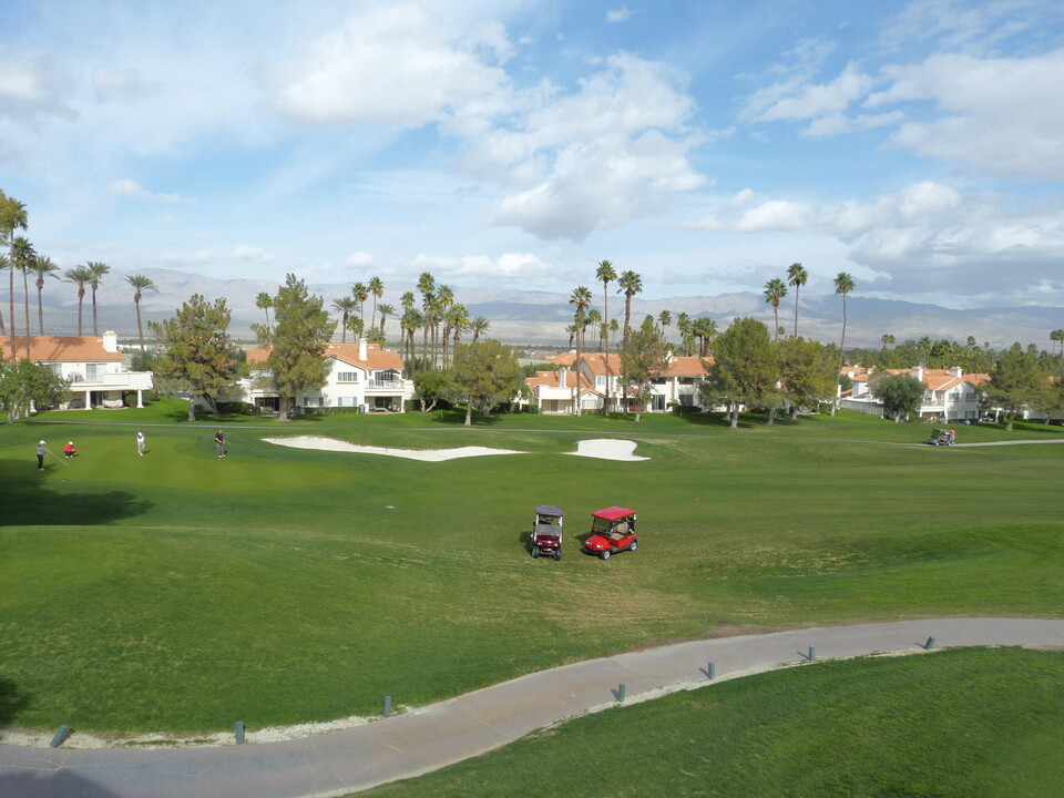 368 Muirfield Dr in Palm Desert, CA - Foto de edificio