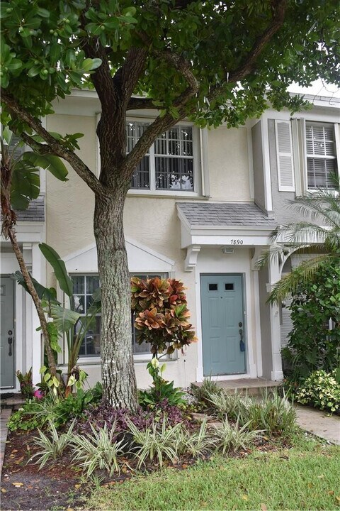 7890 Dixie Beach Cir in Tamarac, FL - Building Photo