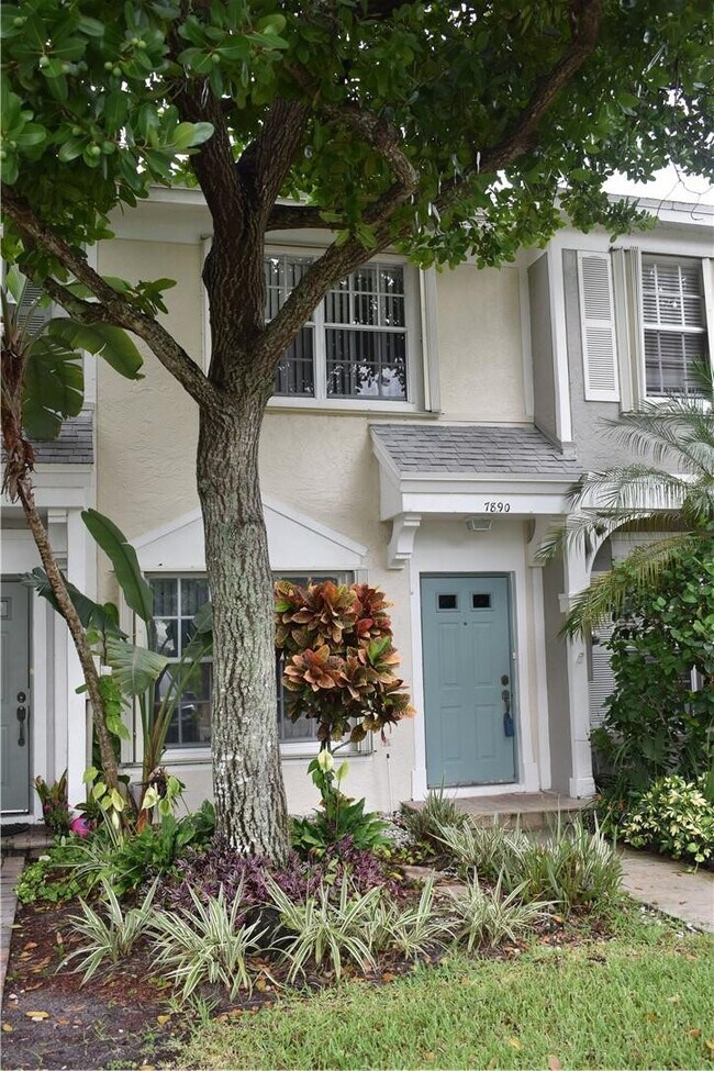 7890 Dixie Beach Cir in Tamarac, FL - Building Photo - Building Photo