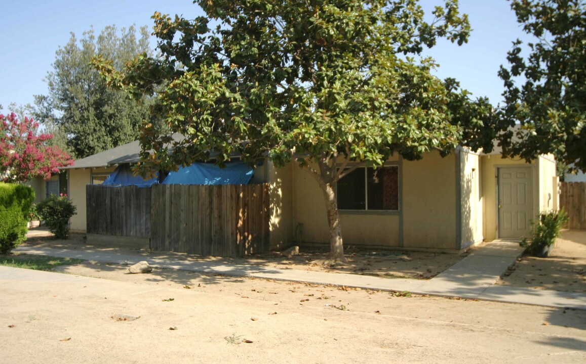 Oakwood Apartments in Reedley, CA - Building Photo