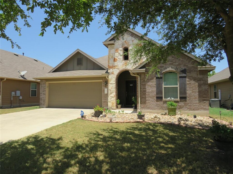 136 Mistflower Ln in Kyle, TX - Building Photo