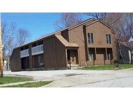 904 W Macon St in Decatur, IL - Building Photo