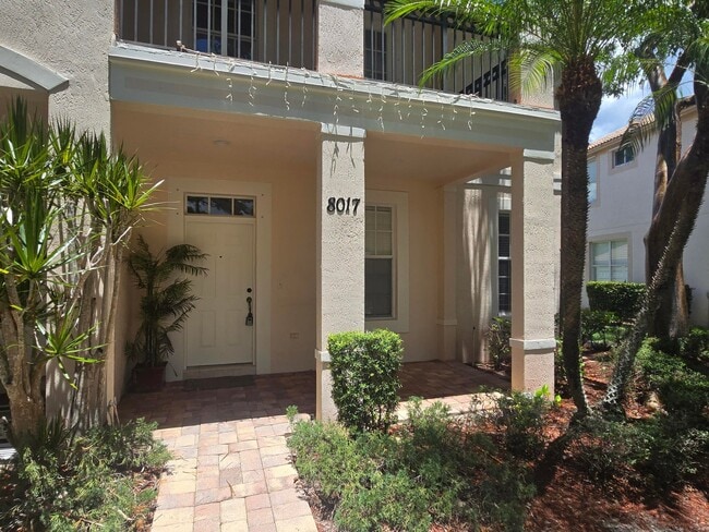 8017 Murano Cir in Palm Beach Gardens, FL - Building Photo - Building Photo