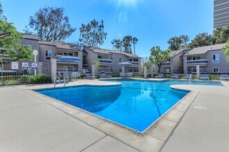 Peartree Apartments in Santa Ana, CA - Foto de edificio - Building Photo