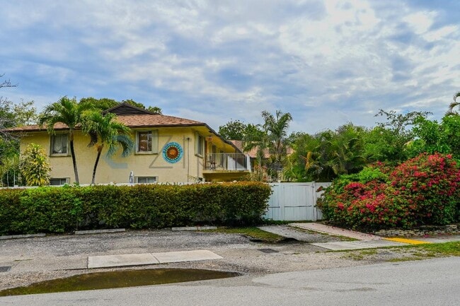 1250 Miami Rd in Fort Lauderdale, FL - Building Photo - Building Photo