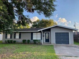 212 S 5th St in Nederland, TX - Building Photo