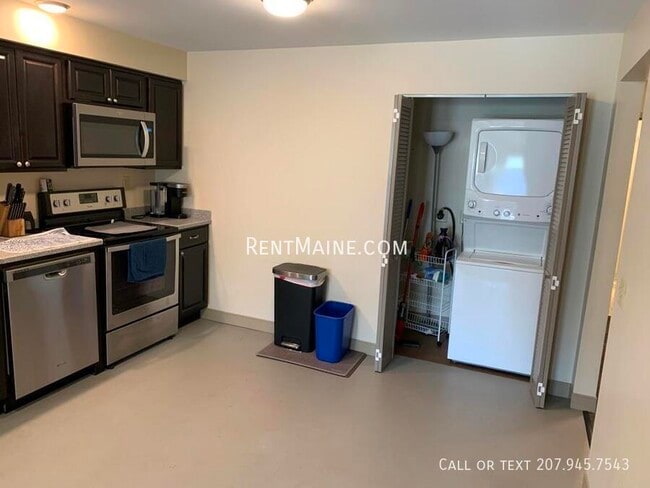 8 Elizabeth Ave in Bangor, ME - Building Photo - Building Photo
