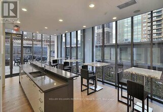 33 Charles St E in Toronto, ON - Building Photo - Building Photo