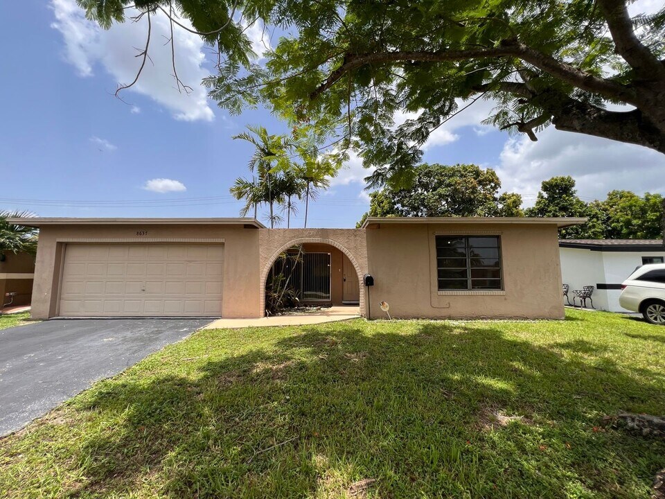 8637 Windsor Dr in Miramar, FL - Building Photo