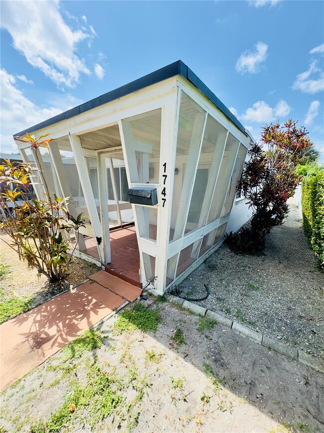 1747 NE 169th St in North Miami Beach, FL - Building Photo - Building Photo