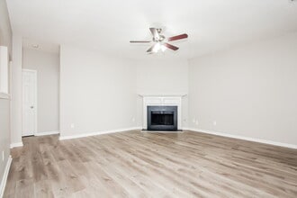 150 Stillwood Dr in Newnan, GA - Building Photo - Building Photo