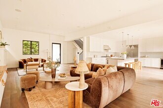 1023 Superba Ave in Los Angeles, CA - Building Photo - Building Photo