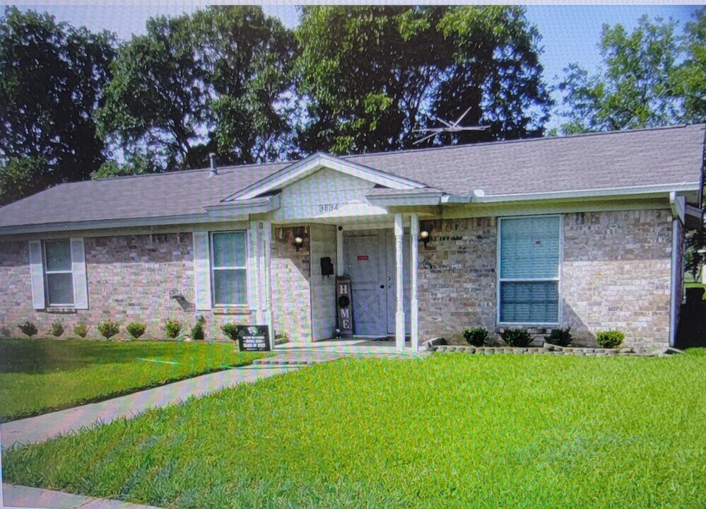 3834 Bremerton St in Irving, TX - Building Photo