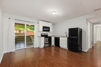 15731 NE 105th Ct in Redmond, WA - Foto de edificio - Building Photo