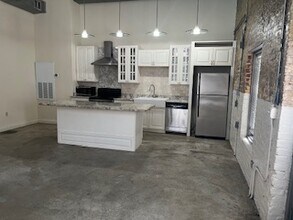 920 Poeyfarre St, Unit 144 in New Orleans, LA - Foto de edificio - Building Photo