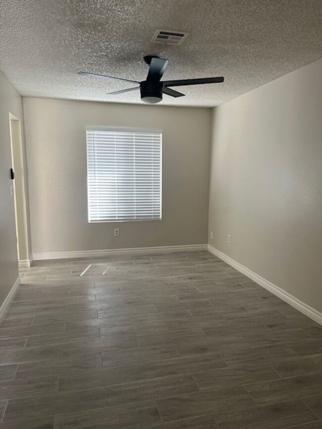 9401 Thistlewood Ct in Bakersfield, CA - Building Photo - Building Photo