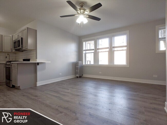 1549 W Sherwin Ave in Chicago, IL - Building Photo - Building Photo