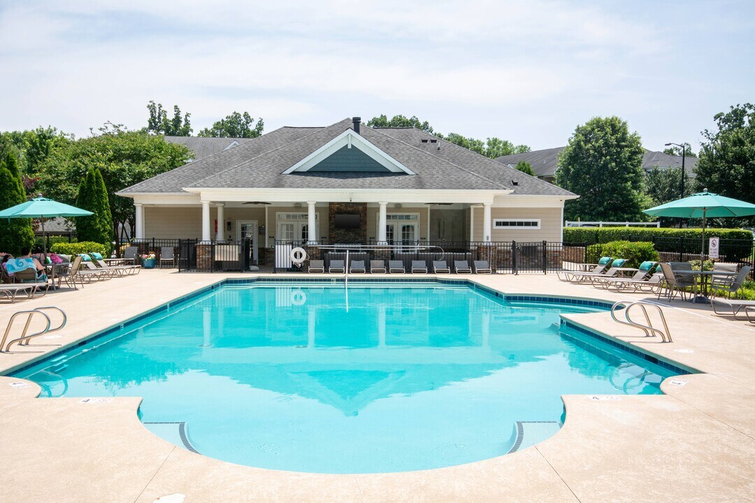 Hawthorne at Horse Pen Creek in Greensboro, NC - Foto de edificio