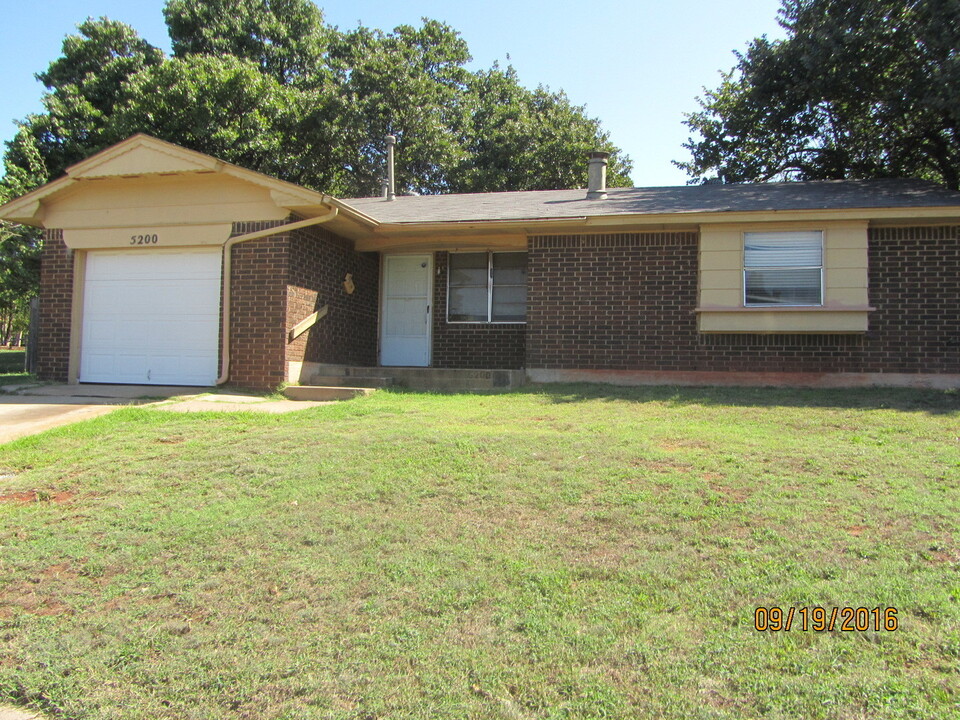 5200 Brookdale Dr in Oklahoma City, OK - Building Photo