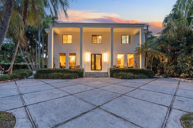 9200 N Bayshore Dr in Miami Shores, FL - Building Photo - Building Photo