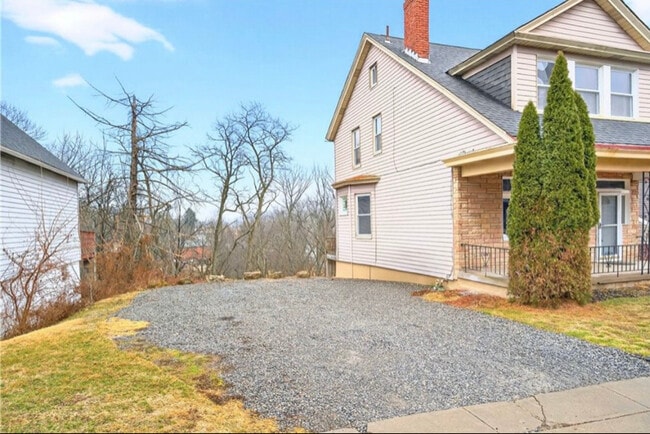 120 Bronx Ave in Pittsburgh, PA - Foto de edificio - Building Photo