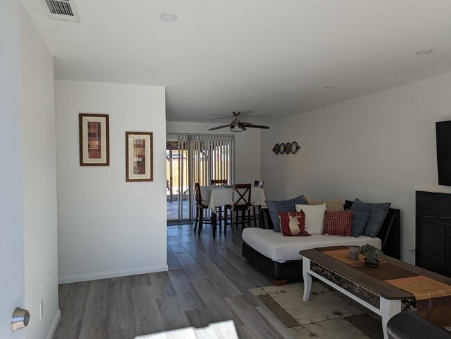 3019 Brentwood Ave in Lancaster, CA - Foto de edificio - Building Photo