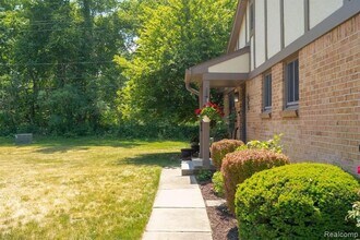 1931 Allenway Ct in Rochester Hills, MI - Foto de edificio - Building Photo