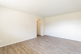 Kortright Apartments in Guelph, ON - Building Photo - Building Photo