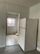 674 E 115th St in Los Angeles, CA - Building Photo - Building Photo