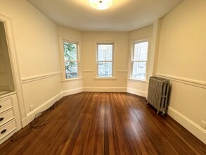 11 E Milton Rd, Unit 1 in Brookline, MA - Foto de edificio - Building Photo
