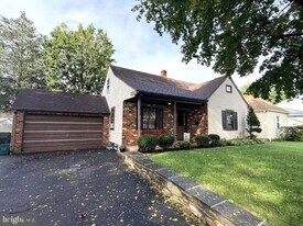 21 Edward Rd in Hatboro, PA - Building Photo