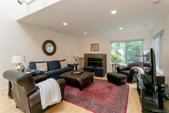 118 Stone Bridge Square in Chappaqua, NY - Building Photo - Building Photo