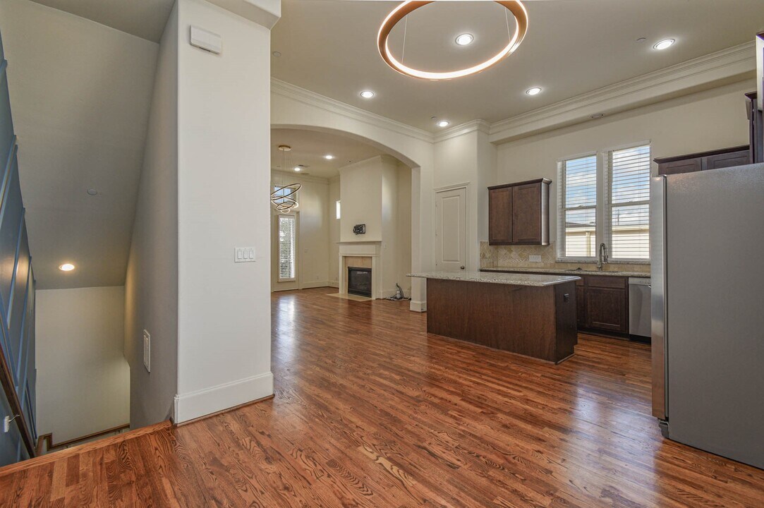 9622 Fannin Station W in Houston, TX - Building Photo