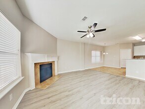 8026 N Tarrytown Crossing Dr in Conroe, TX - Building Photo - Building Photo