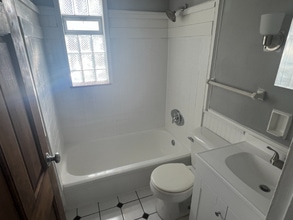 2519 Indianola Ave in Columbus, OH - Foto de edificio - Building Photo