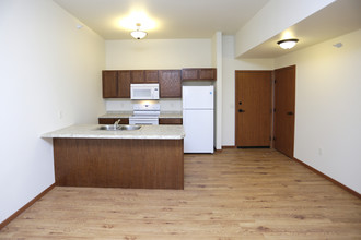 Kenwood on 5th Apartments in Minot, ND - Building Photo - Interior Photo