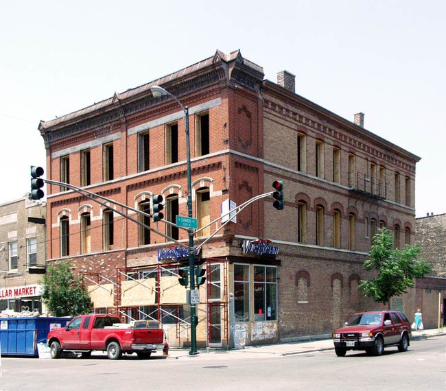 2000-2002 W Chicago Ave