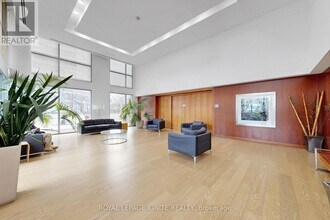 225 Webb Dr in Mississauga, ON - Building Photo - Building Photo