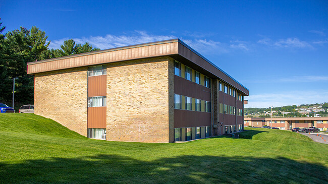 Tradewinds Terrace in Traverse City, MI - Foto de edificio - Building Photo