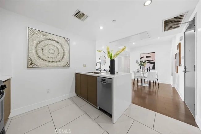 1730 SAWTELLE, Unit 213 in Los Angeles, CA - Building Photo - Building Photo