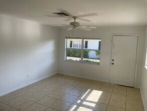 627 92nd Ave N, Unit 623 in Naples, FL - Foto de edificio - Building Photo