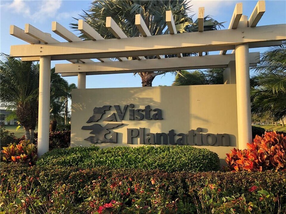 18 Plantation Dr in Vero Beach, FL - Building Photo