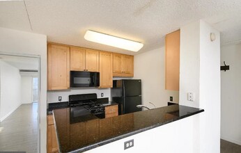75 S Reynolds St, Unit APT 102 in Alexandria, VA - Foto de edificio - Building Photo