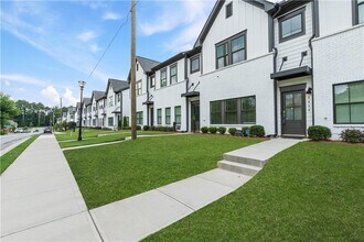 2410 Lakeshore Ln in Atlanta, GA - Building Photo - Building Photo