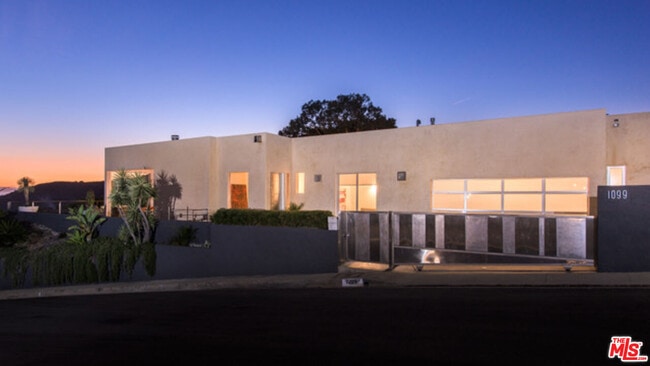 1099 Vista Grande Dr in Los Angeles, CA - Building Photo - Building Photo