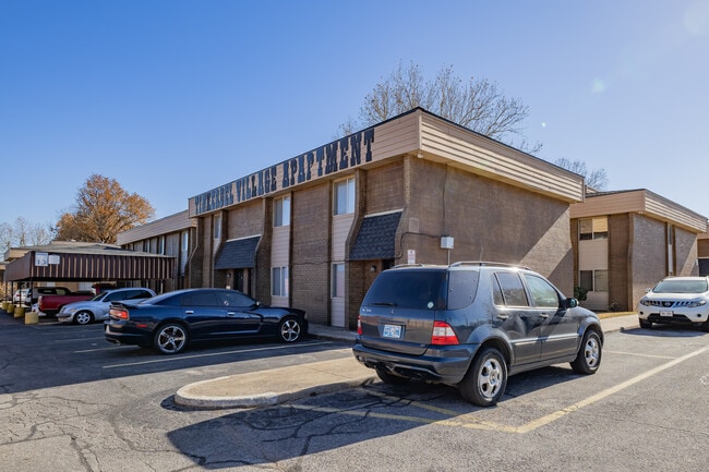 Tinker Del Village Apartments in Oklahoma City, OK - Foto de edificio - Building Photo