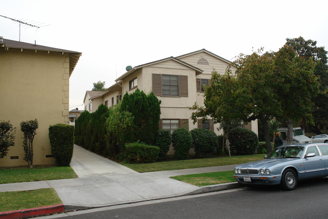 700 S Louise St in Glendale, CA - Foto de edificio - Building Photo