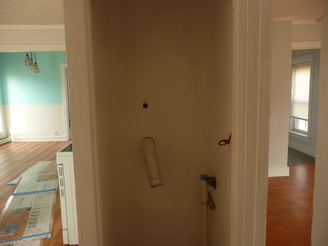 76 Main St, Unit 2 in Canton, ME - Foto de edificio - Building Photo